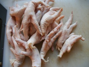 chicken-feet-cutting-board