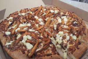 Pizza-Hut’s-Cheesy-Beef-Poutine-Pizza