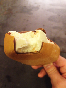 ice-cream-bar-gold-magnum