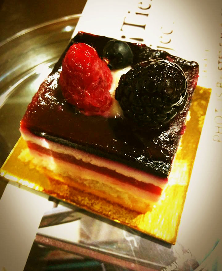 berry-sponge-cake