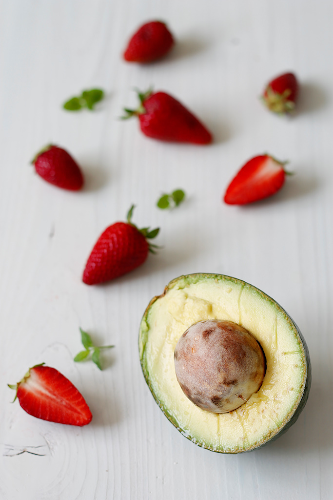 avacado-strawberry-smoothie