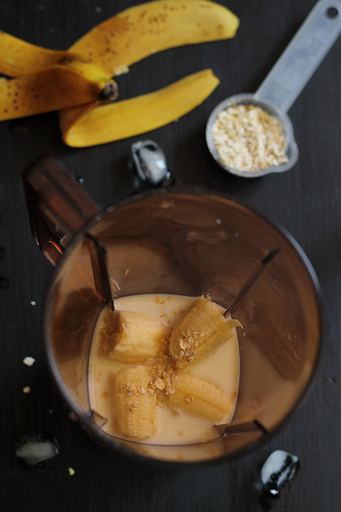 preparing breakfast smoothie