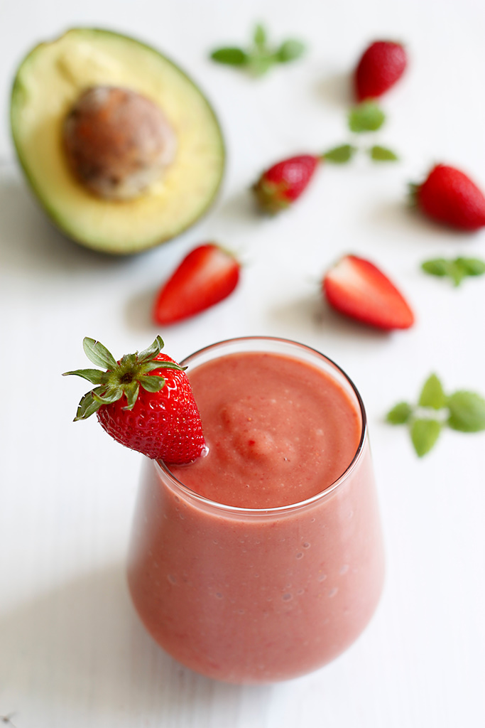 avacado-strawberry-smoothie