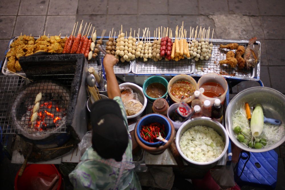 sogoodblogcom-top_view_of_a_thai_street_food_vendor_in_bangkok_thailand-5735a784472d9